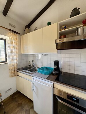 Fridge, microwave, oven, cookware/dishes/utensils - Nice quiet terrace private parking 4CAP56 (LE BARCARES)