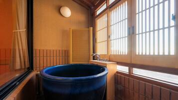 Japanilaistyylinen huone, tupakointi kielletty, merinäköala | Kylpyhuone | Ilmaiset hygieniatuotteet, hiustenkuivaaja, tohvelit, bidee