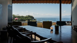 Lobby-lounge