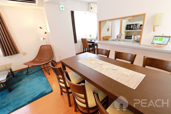 Apartamento, 3 quartos | Opções para refeição no quarto