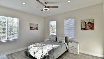 4 Schlafzimmer, Schreibtisch, Bügeleisen/Bügelbrett, Reisekinderbett