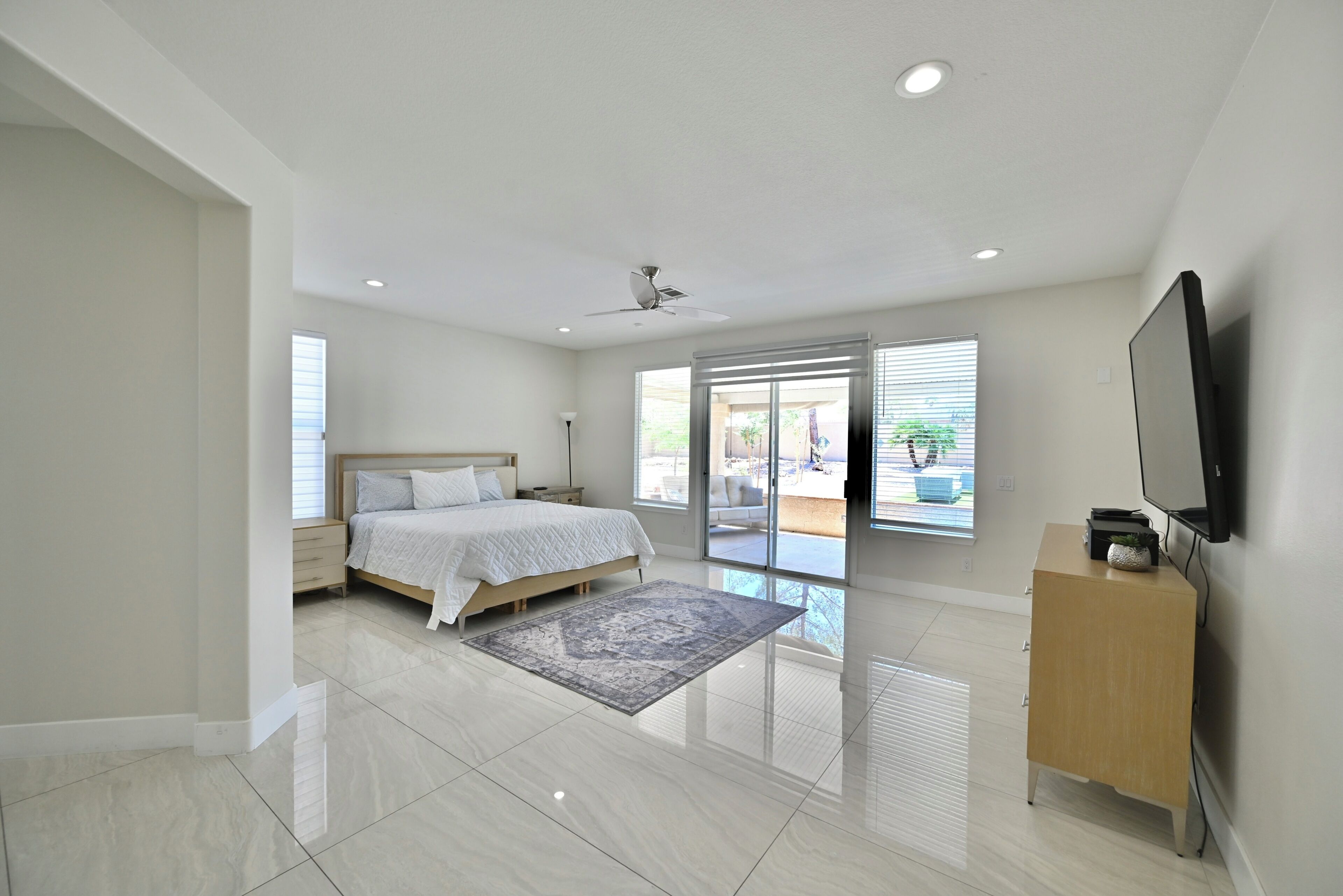 4 habitaciones, escritorio y tabla de planchar con plancha 