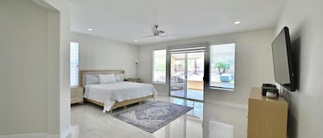 4 habitaciones, escritorio y tabla de planchar con plancha