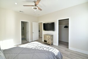 4 bedrooms, desk, iron/ironing board, travel cot