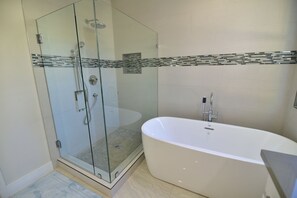 Ensemble douche/baignoire, sèche-cheveux, serviettes fournies, savon