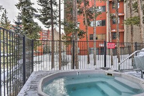 Outdoor spa tub - Walk to Shuttle, Lift & Main St! Breck Ski Base (Breckenridge)