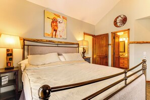 3 bedrooms, desk, laptop workspace, iron/ironing board - Walk to Shuttle, Lift & Main St! Breck Ski Base (Breckenridge)