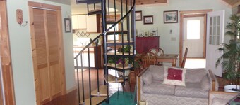 White Knoll Hideaway, warm cozy cabin on top of mountain on a quiet dirt road