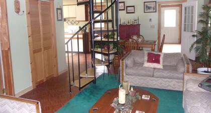 White Knoll Hideaway, warm cozy cabin on top of mountain on a quiet dirt road