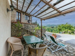 Outdoor dining - Cosy apartment for 4 people with WIFI, pool, patio and pets allowed (Pescia)