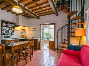 Fireplace - Cosy apartment for 4 people with WIFI, pool, patio and pets allowed (Pescia)