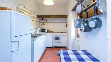 Ofen, Hochstuhl, Gefrierschrank, Esstisch