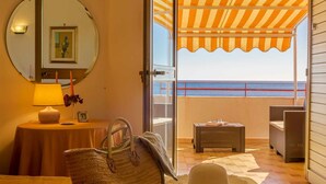 A balcony with wicker furniture, a hat, and a bag. - La Plage - Home and Sea (Nizza Di Sicilia)