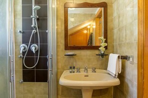 Duschwanne, Haartrockner, Bidet, Handtücher