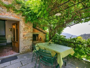 Outdoor dining - Lovely apartment for 4 people with WIFI, pool, TV, patio and pets allowed (Pescia)