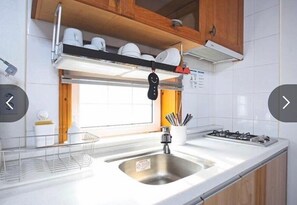 Habitación familiar (201) | Cocina privada | Frigorífico, microondas, placa de cocina y hervidor eléctrico