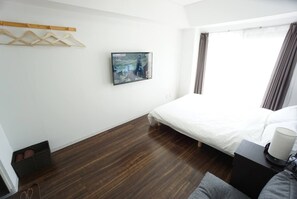 Quarto casal urbano | Escrivaninha, cortinas blackout, Wi-Fi de cortesia, roupa de cama