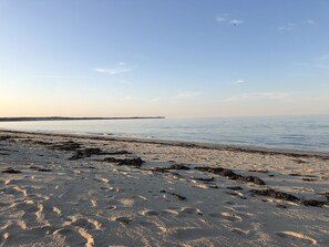 På stranden