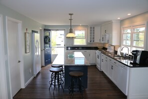 Fridge, microwave, oven, stovetop - Come to the Cape! Get away for the weekend! Private, peaceful beach! (Sandwich)