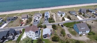 Nyoppusset Sagamore Beach Cottage.  En 2 minutters spasertur til den private stranden.