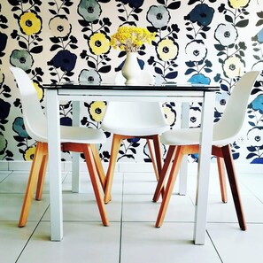 Dining - Homerez - Studio Saint-Cyprien, garden view (Saint-Cyprien)
