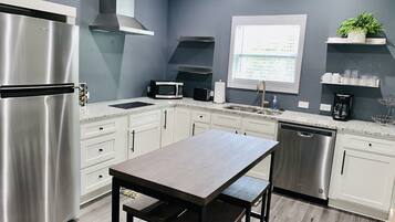 Fridge, microwave, stovetop, dishwasher