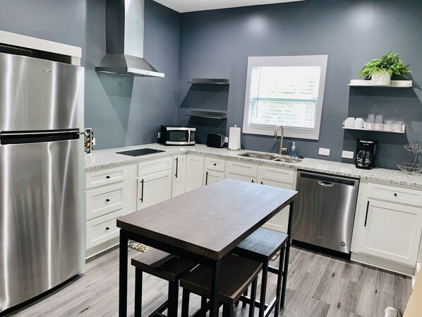 Fridge, microwave, stovetop, dishwasher