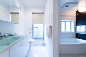 Ferienhaus (Private Vacation Home) | Badezimmer | Duschwanne, kostenlose Toilettenartikel, Haartrockner, Hausschuhe