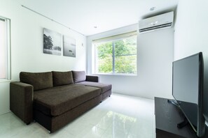 Ferienhaus (Private Vacation Home) | Wohnbereich | Flachbildfernseher, Fußbodenheizung