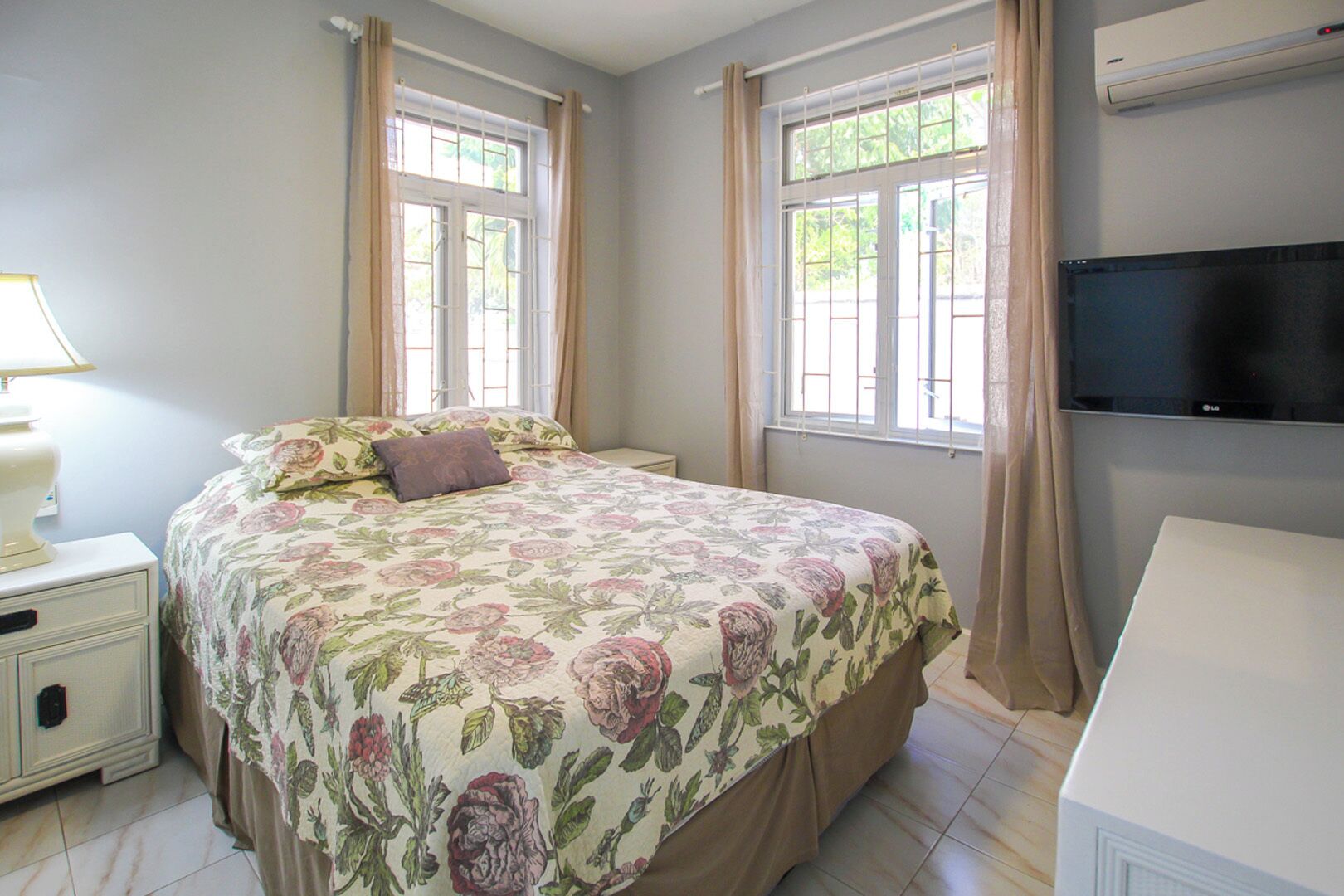 4 bedrooms, iron/ironing board, WiFi (free), bed sheets