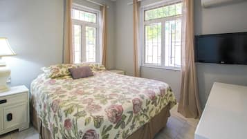 4 bedrooms, iron/ironing board, WiFi (free), bed sheets
