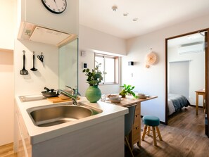 Apartamento conforto (2BR) | Cozinha privada | Geladeira, micro-ondas, cooktop, chaleira elétrica