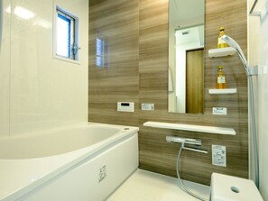 Comfort appartement (2BR) | Badkamer | Een aparte badkuip en douche, een diep bad, gratis toiletartikelen