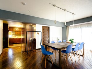 Deluxe appartement (3LDK) | Woonruimte | Een 50-inch flatscreentelevisie met digitale zenders en een televisie