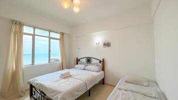 3 makuuhuonetta, työpöytä