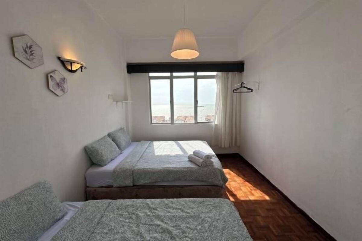 3 bedrooms, desk