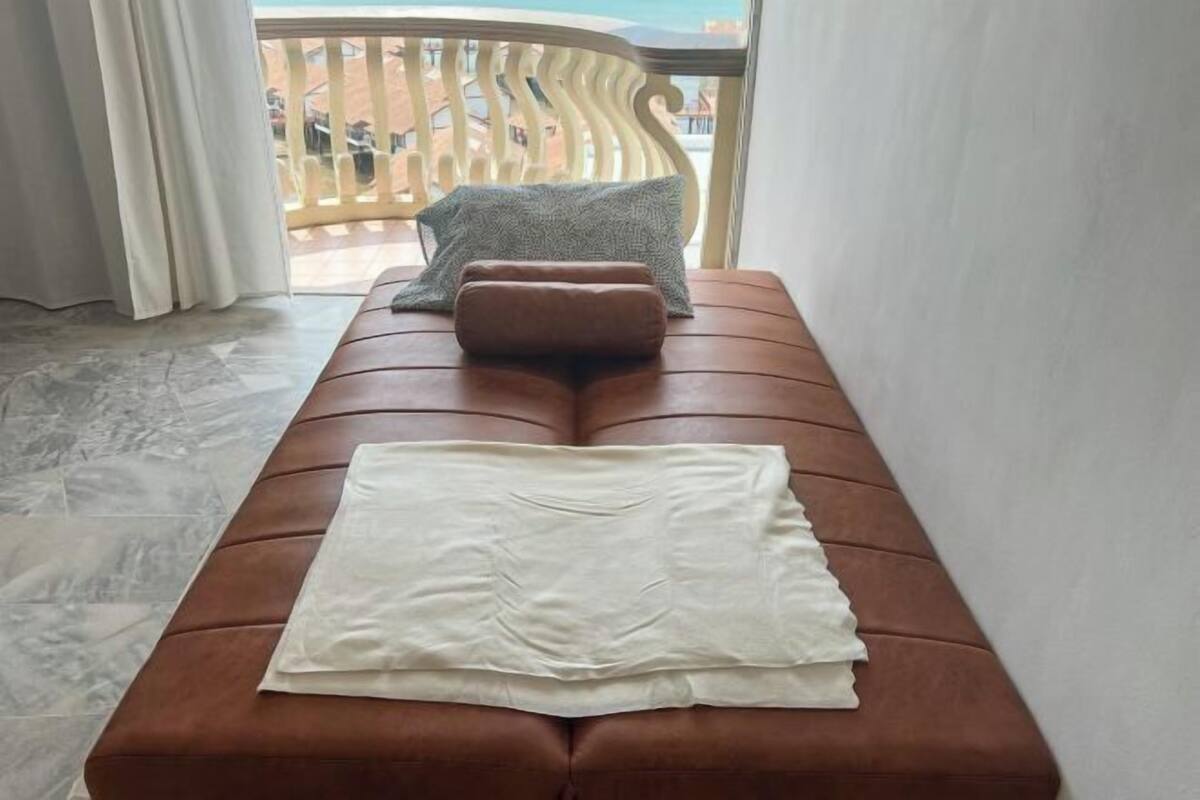 3 bedrooms, desk