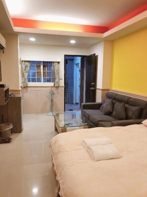 Desk, blackout drapes, free WiFi, bed sheets - Taipei 101 Yurmans House (Taipei)