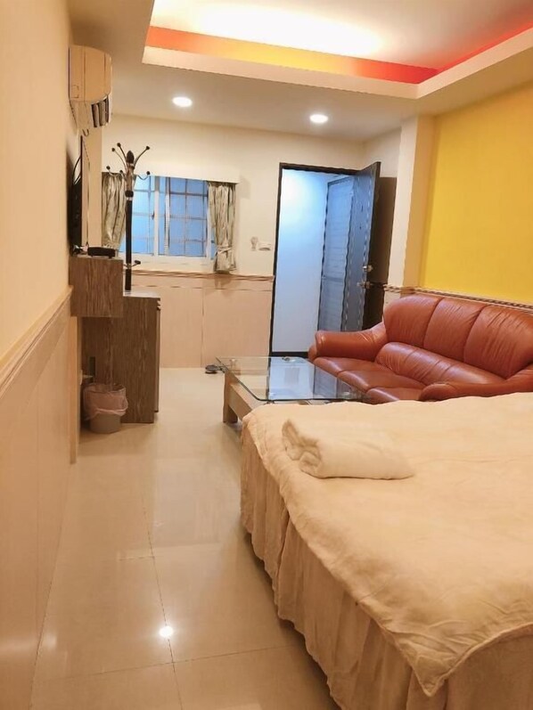 مكتب وستائر تعتيم وواي فاي مجانًا وملاءات أسرّة