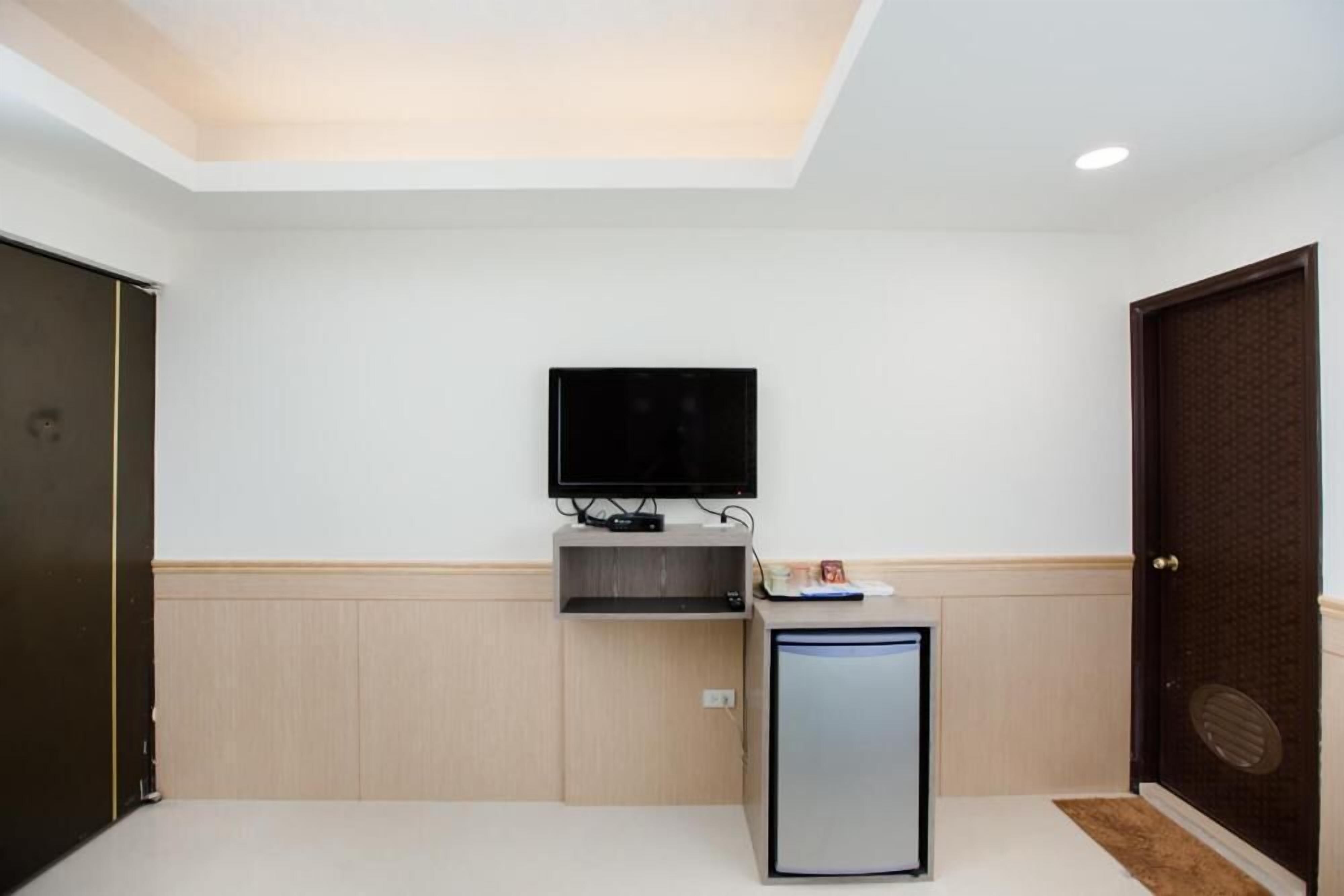 Desk, blackout drapes, free WiFi, bed sheets