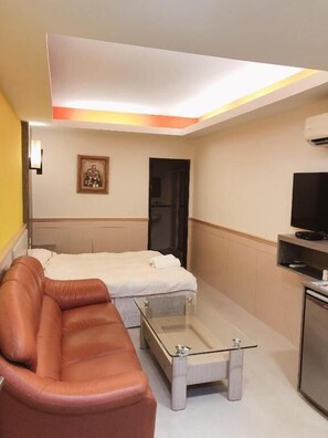 Desk, blackout drapes, free WiFi, bed sheets - Taipei 101 Yurmans House (Taipei)