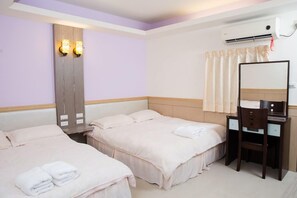 Desk, blackout drapes, free WiFi, bed sheets - Taipei 101 Yurmans House (Taipei)