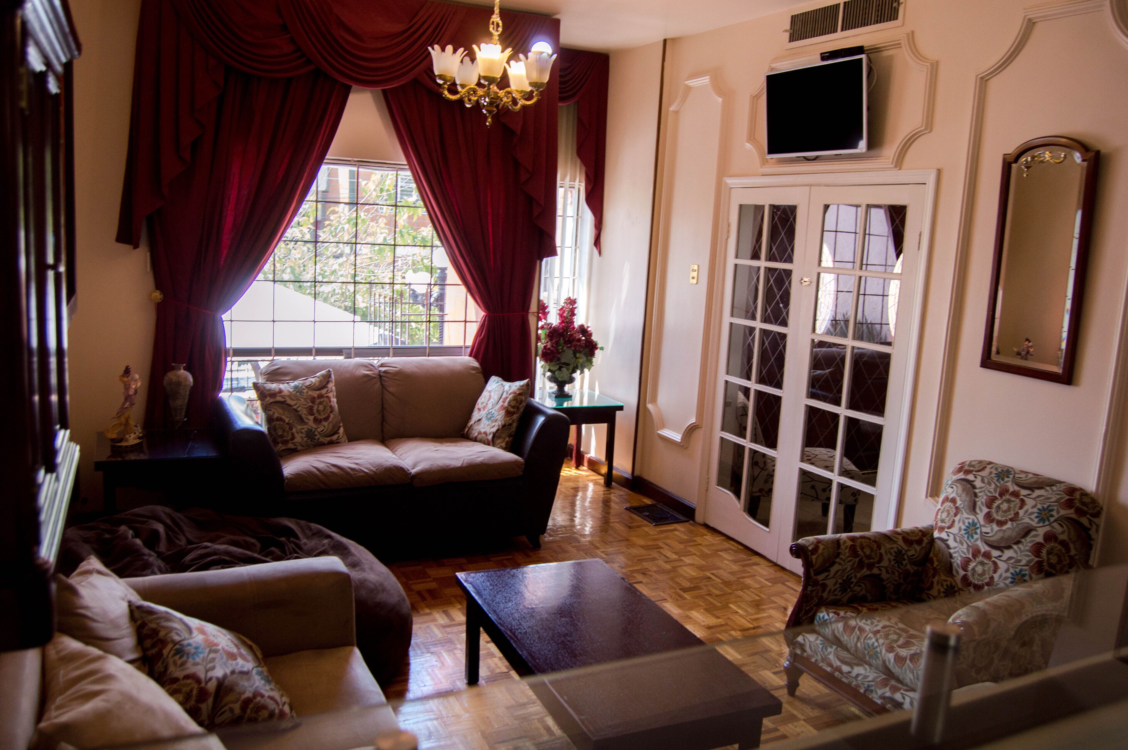 Smart TV, DVD player, books