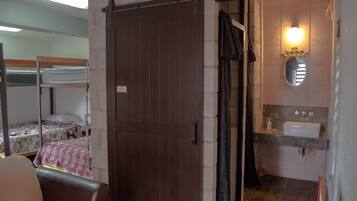 10 bedrooms, iron/ironing board, free WiFi, bed sheets