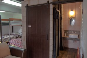 10 makuuhuonetta, silitysrauta/-lauta, ilmainen Wi-Fi, vuodevaatteet