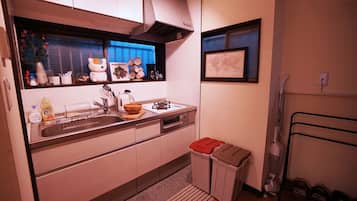House | Private kitchenette | Fridge, microwave, stovetop, electric kettle
