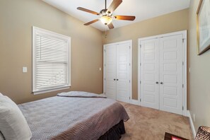 3 slaapkamers, een strijkplank/strijkijzer, wifi, beddengoed