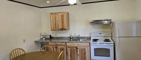 ثلاجة، ميكروويف، فرن، موقد طهي مسطح