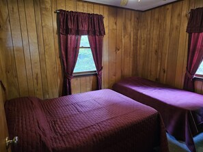 2 bedrooms, WiFi, bed sheets - The Gold Eagle Cottage 1 (Lake George)