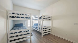 3 bedrooms, desk, iron/ironing board, free WiFi